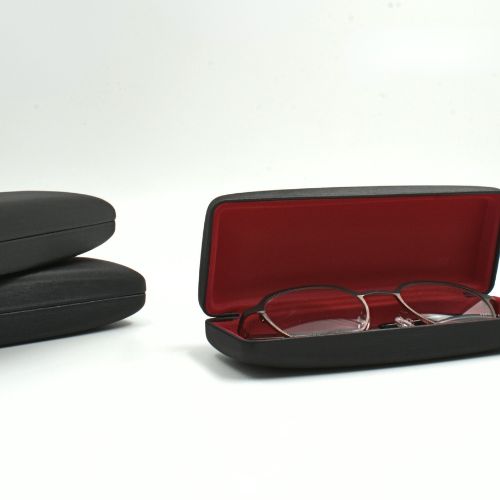 Vorderansicht Brillenetui Satin, schwarz rotes Inlay, mit Klappmechanismus, geöffnet, mit Brille darin