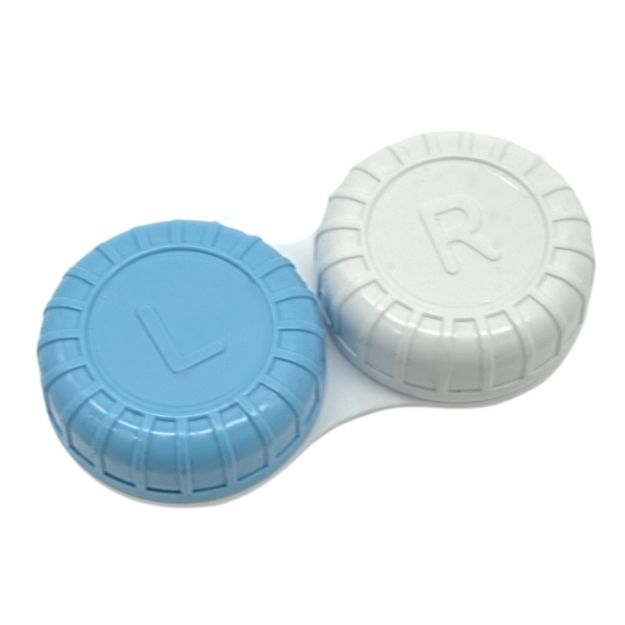 Kontaktlinsenbehälter blau-weißer Deckel, leichte Oberansicht, verschlossen