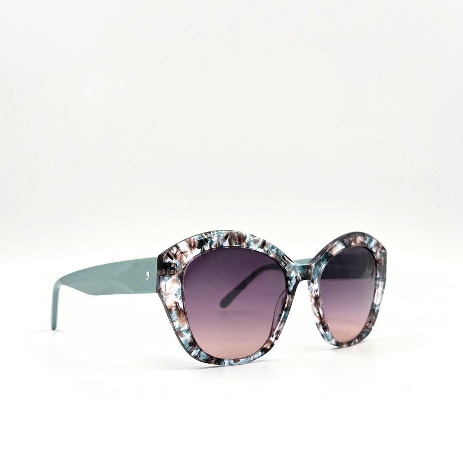 Cateye-Sonnenbrille mit buntem, gemustertem Rahmen und Verlaufsgläsern in Violett – schräge Seitenansicht