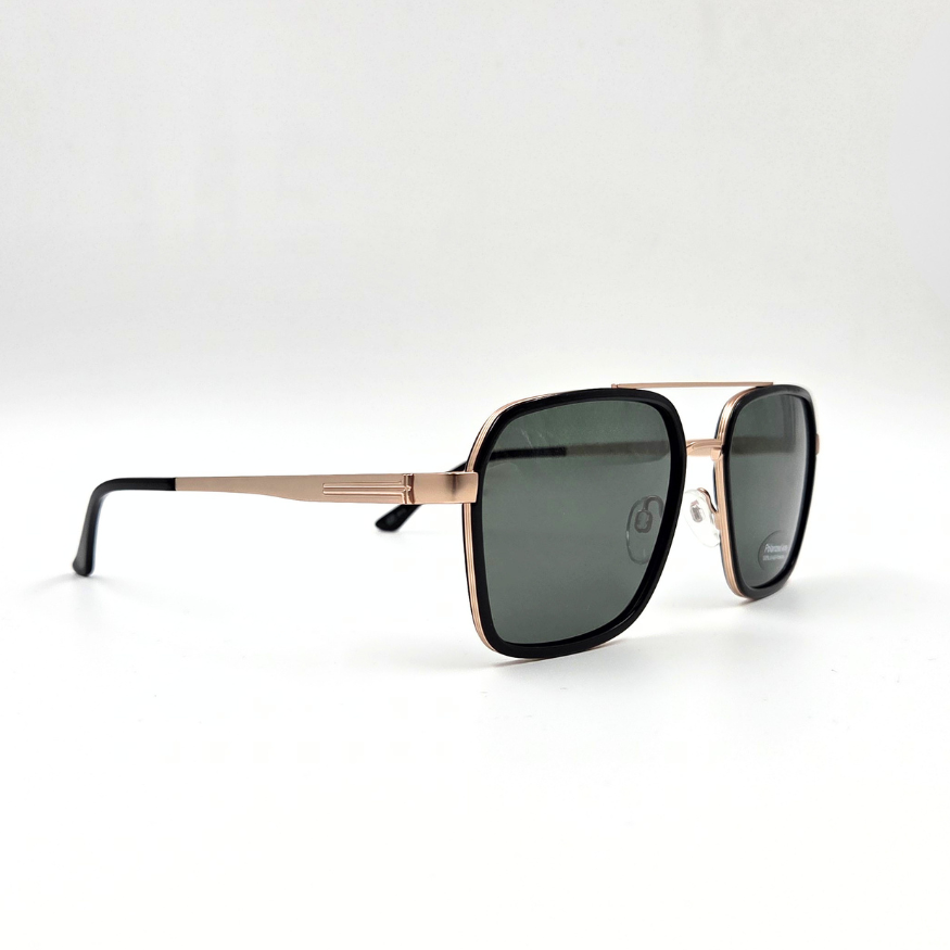 Sonnenbrille mit goldfarbenem Metallrahmen, Doppelsteg, schwarzer Front und dunklen Gläsern – schräge Seitenansicht