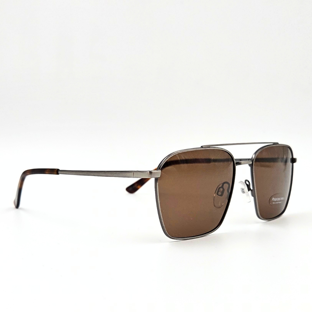 Eckige Sonnenbrille, Metallrahmen und Doppelsteg in Chromoptik sowie braunen Gläsern – schräge Ansicht