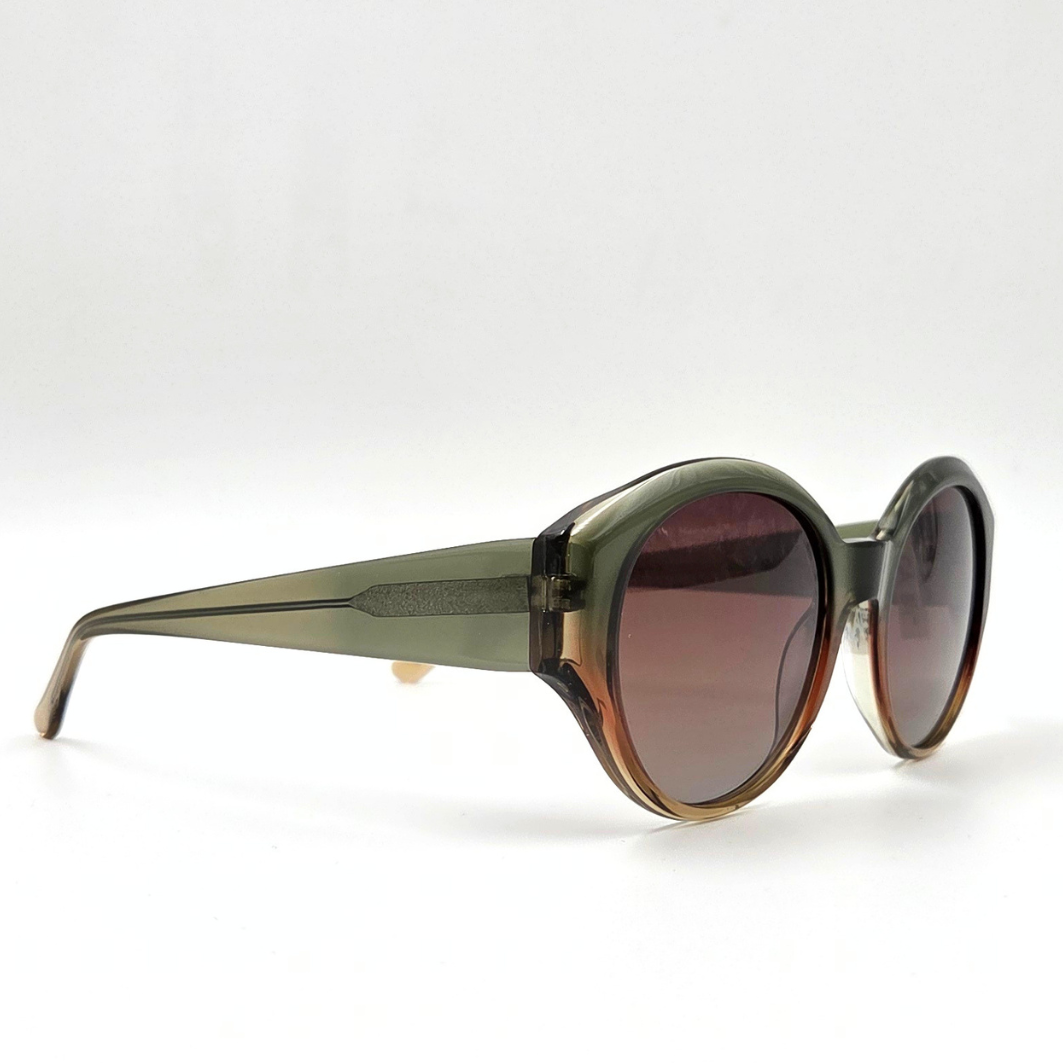 Moderne runde Sonnenbrille grün-braun transparent mit braunen Verlaufsgläsern – Vorderansicht