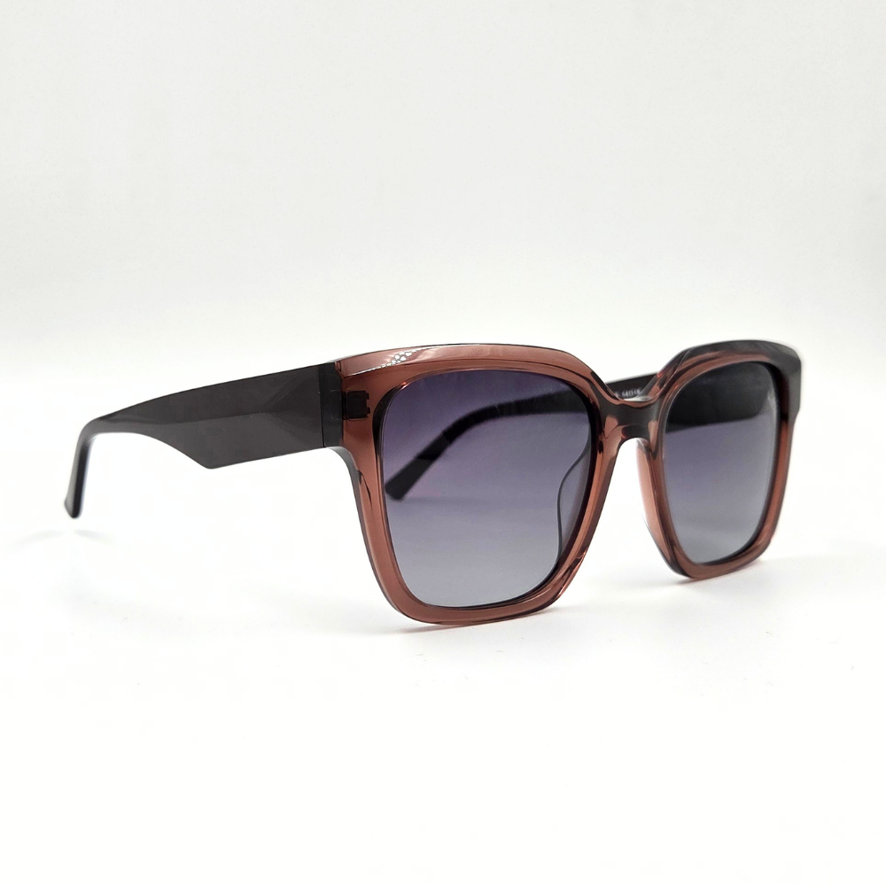 Moderne eckige Sonnenbrille rosé-braun transparent, graue Verlaufsgläser und breiten schokobraunen Bügeln – schräge Ansicht