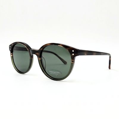 Sonnenbrille - Havana Round Classic, 7042-102 Runde Sonnenbrille im Havana-Design mit braun gemustertem Rahmen und dunklen, leichtgrünen Gläsern – schräge Seitenansicht