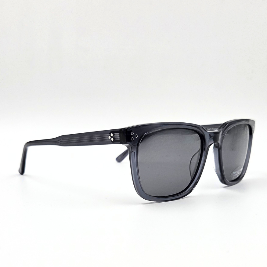 Sonnenbrille im Wayfarer-Stil mit graublauem Rahmen und dunklen Gläsern – Frontansicht