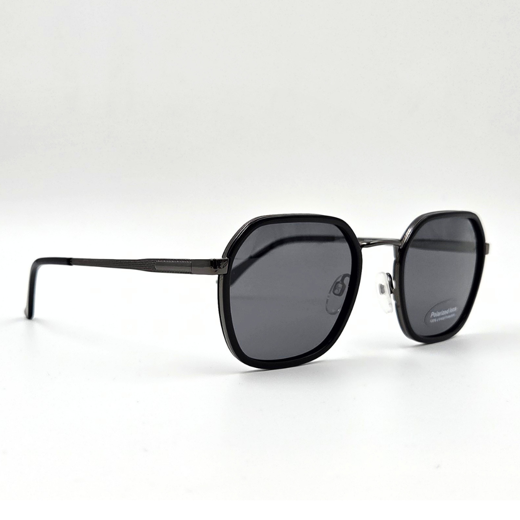 Sechseckige Sonnenbrille mit schwarzem Metallrahmen, anthrazit Elementen und dunklen Gläsern – schräge Seitenansicht