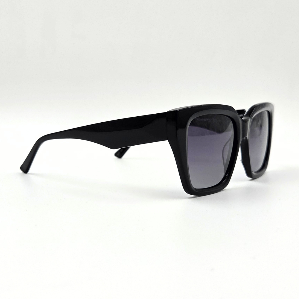 Eckige Sonnenbrille, markanter schwarzer Rahmen, breite Bügel, Verlaufsgläser, Vorderansicht