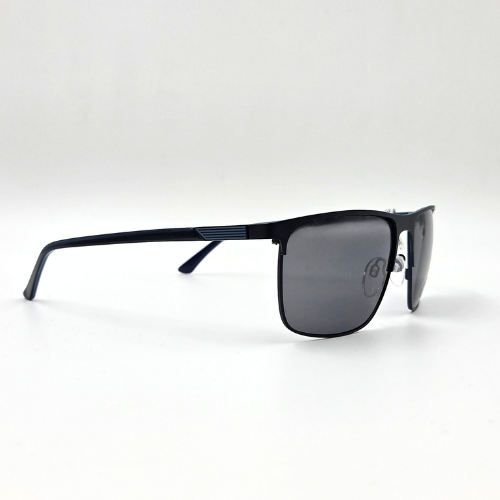 Schwarze eckige Sonnenbrille, Metallrahmen, dunkel getönte Gläser, Frontansicht