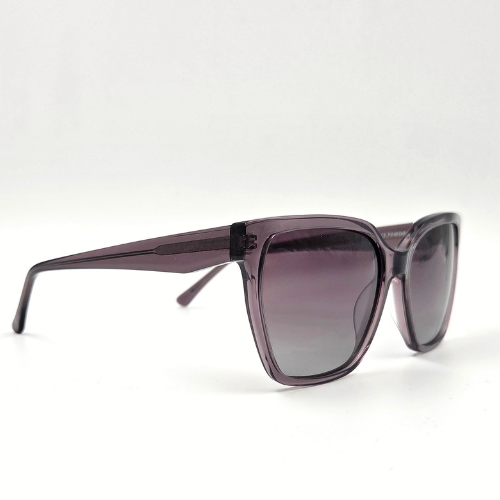 Sonnenbrille mit transparentem Rahmen in Taupe/Flieder und Verlaufsgläsern – schräge Seitenansicht