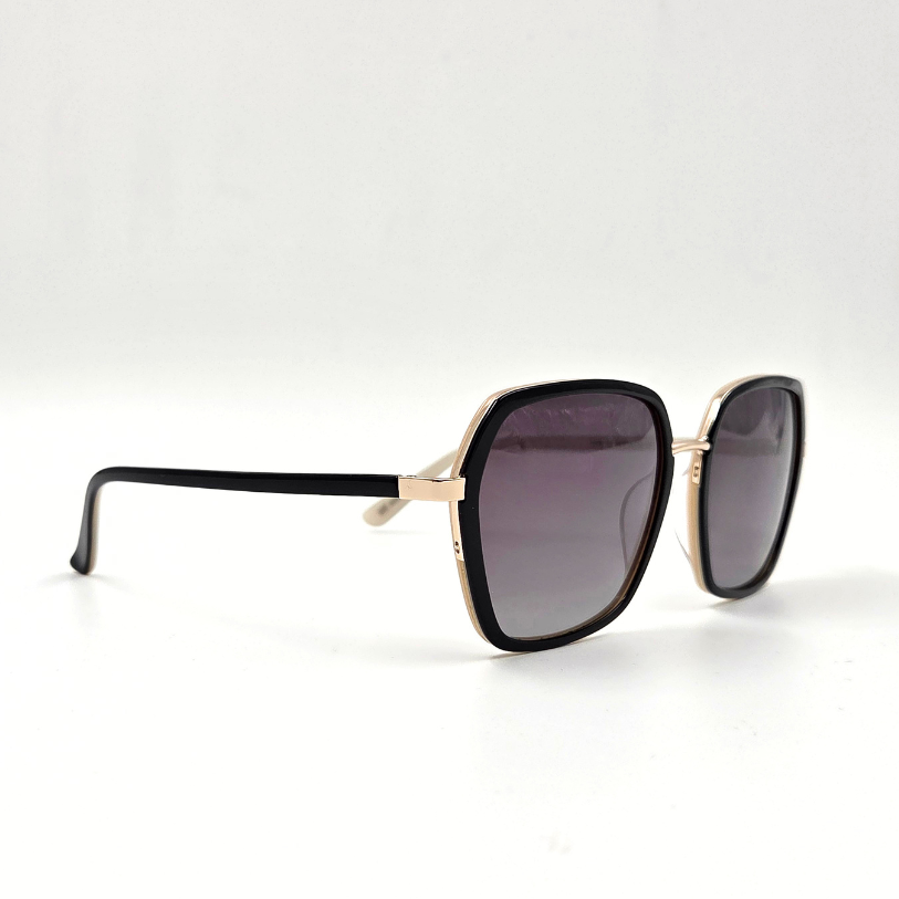 leicht secheckige Sonnenbrille, zarter schwarzer Rahmen, zarte schwarze Bügel, goldene Elemente, Verlaufsgläser, vorne