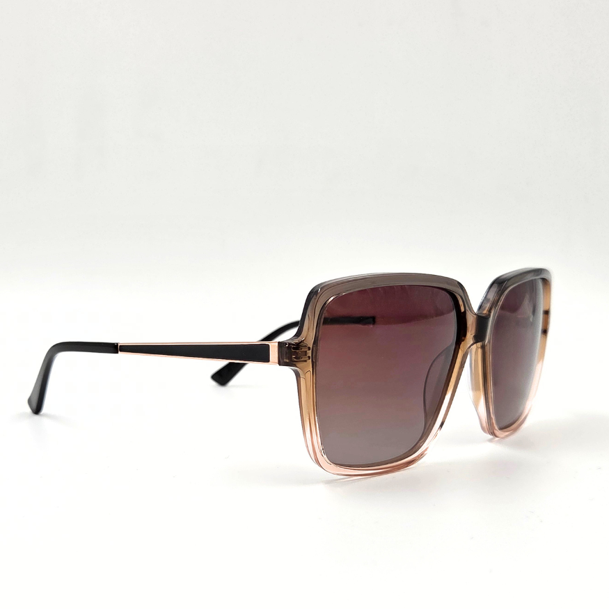 Moderne eckige Sonnenbrille taupe-rosé transparent mit braunen Verlaufsgläsern – schräge Seitenansicht