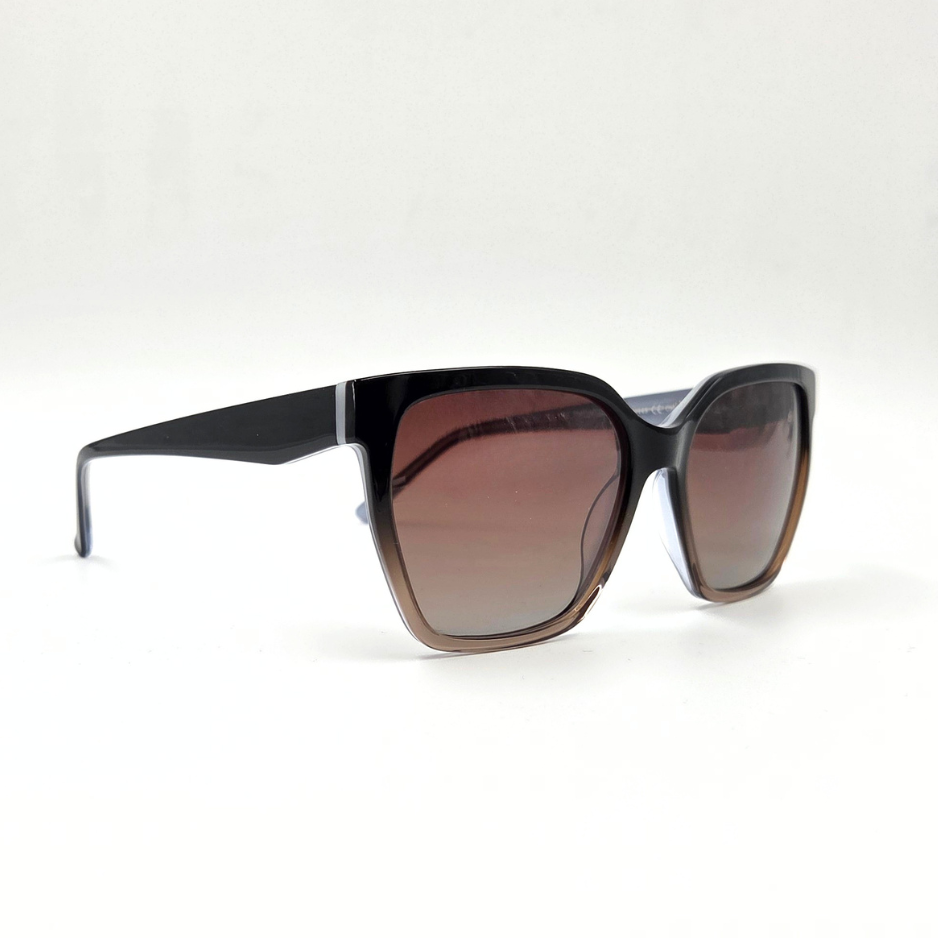 Eckige Sonnenbrille schwarz-braun mit Verlaufsgläsern und breiten Bügeln, innen himmelblau – schräge Ansicht