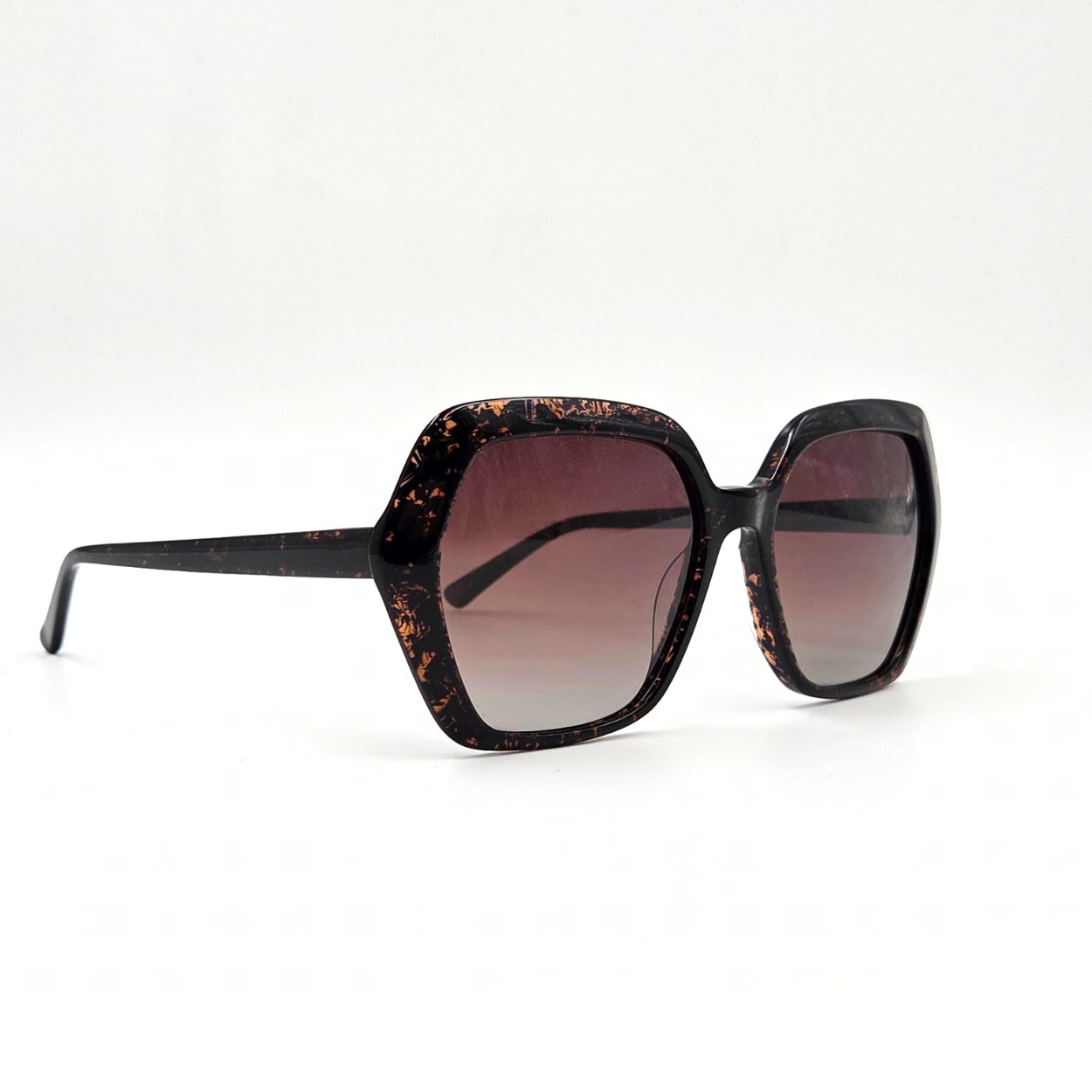 Sechseckige Sonnenbrille mit braun gemustertem Rahmen und Verlaufsgläsern – neue Kollektion, Vorderansicht