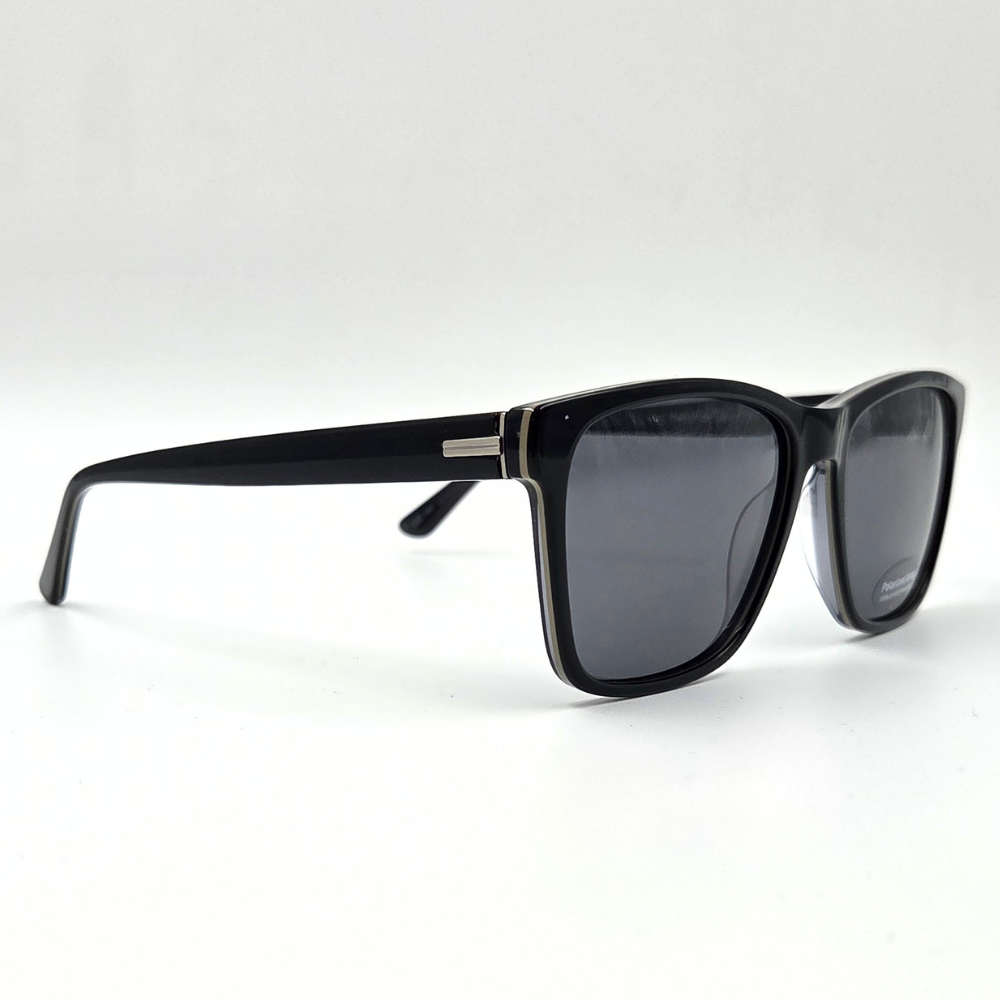 Sonnenbrille im Wayfarer-Stil schwarz mit dunklen Gläsern und dezenten beigen Akzenten – schräge Ansicht