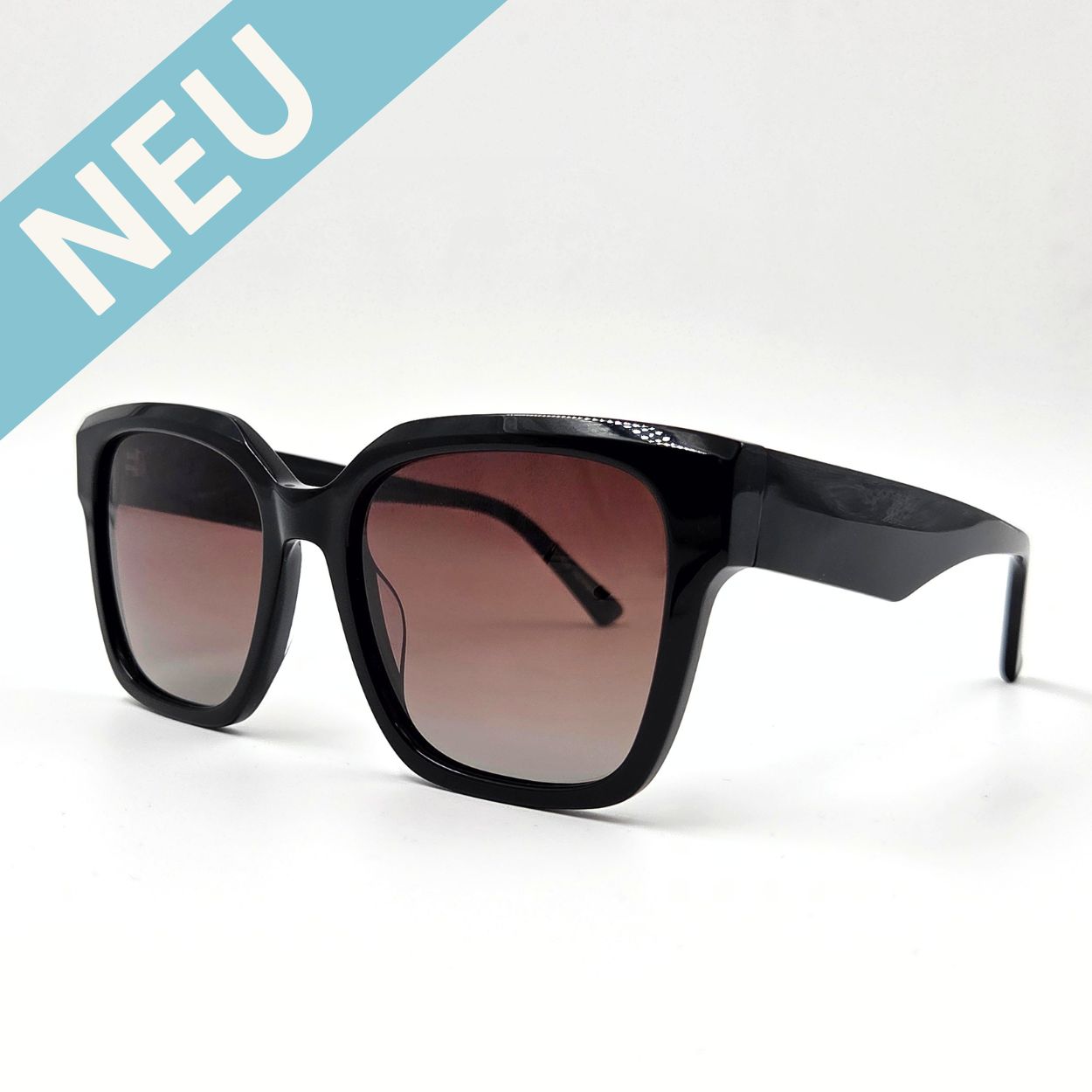 Moderne eckige Sonnenbrille schwarz mit breitem Rahmen und braunen Verlaufsgläsern – schräge Seitenansicht