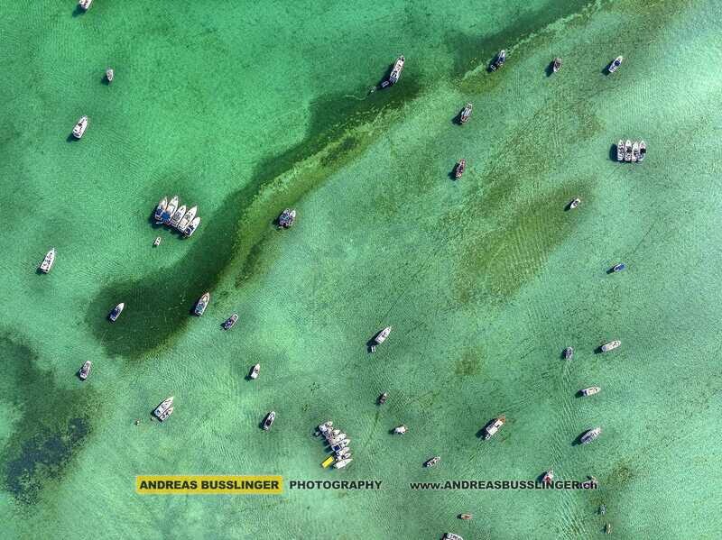 Boote versammeln sich übers Wochenende auf dem Zürichsee bei der Insel Ufenau, Freienbach, Kanton Schwyz