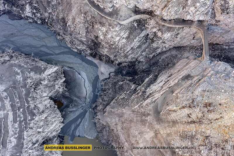 Entleerter Verzascastausee lässt die vor 56 Jahren geflutete Strasse wieder erscheinen, Verzascatal, Kanton Tessin