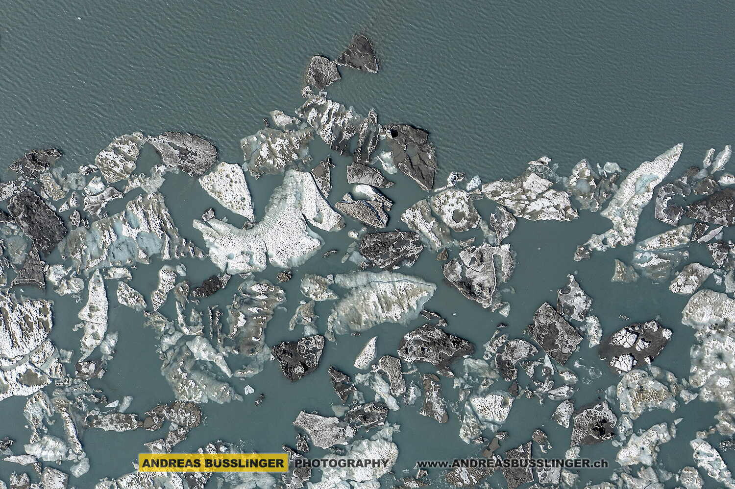 Eisschollen auf dem Griesslisee südöstlich des Klausenpasses, Kanton Uri