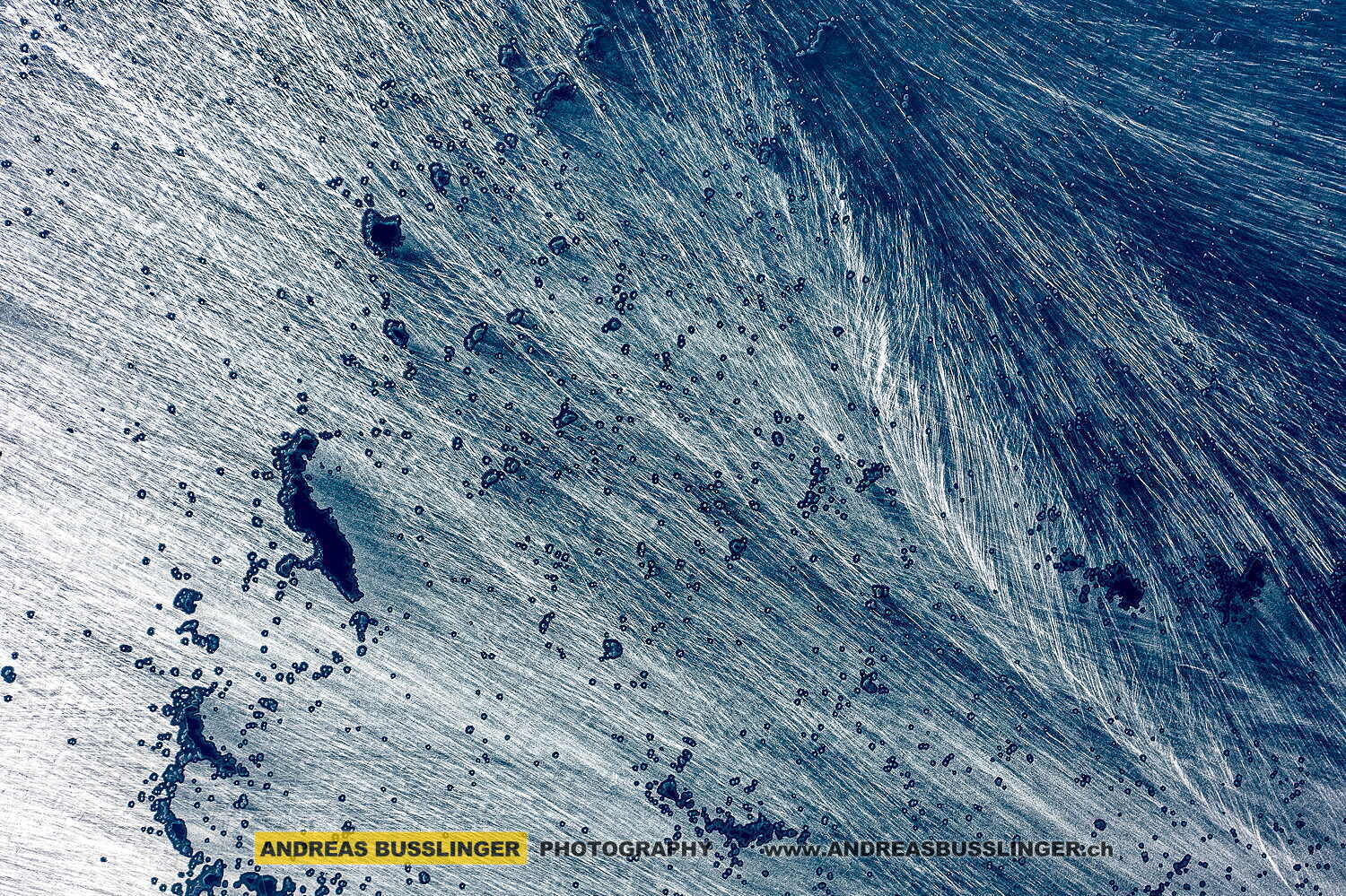 Schwarzeis mit Schneeverwehungen auf dem Oeschinensee, Kandersteg, Kanton Bern