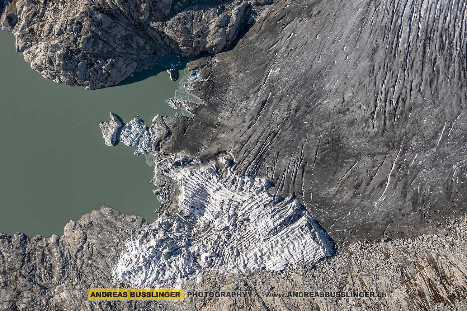 Rhonegletscher mit Folien abgedeckt, welche die Gletschergrotte schützen, Obergoms, Wallis