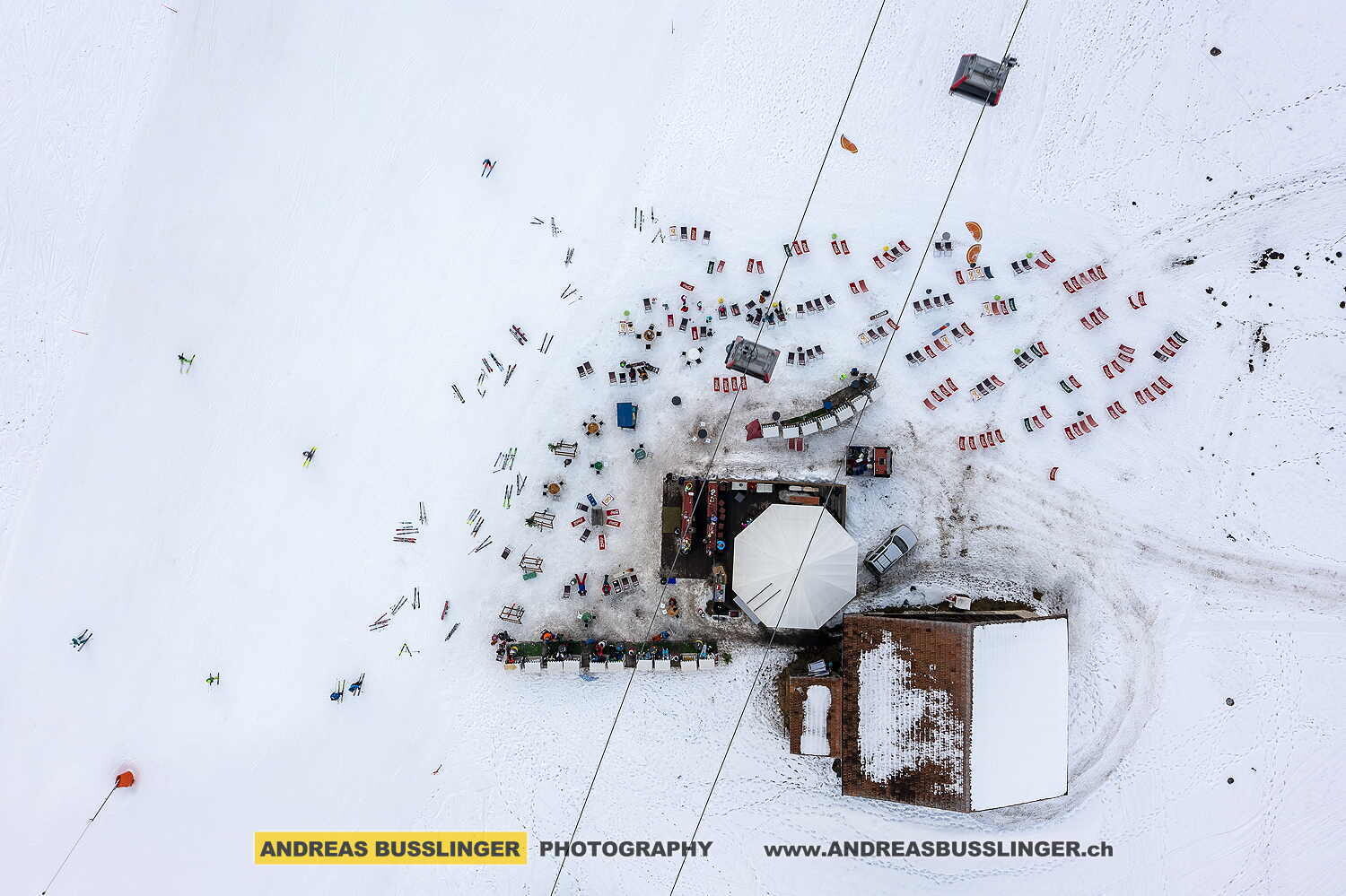 Gondelbahn und Bar an der Skipiste im Skigebiet Savognin, Oberhalbstein, Kanton Graubünden
