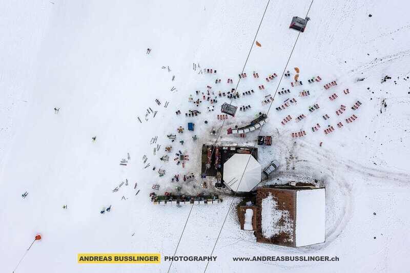Gondelbahn und Bar an der Skipiste im Skigebiet Savognin, Oberhalbstein, Kanton Graubünden
