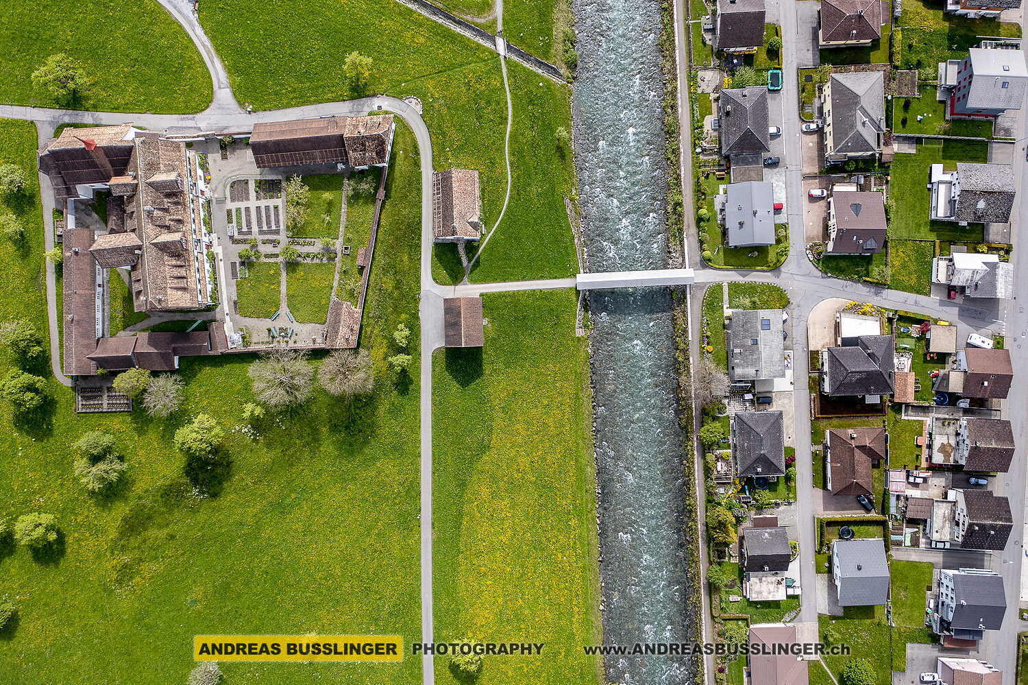 Franziskanerinnenkloster St. Josef (links), Muotathal, Kanton Schwyz