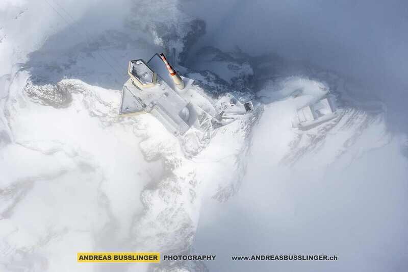 Berg- und Wetterstation Säntis ragen aus den Wolken, Kantone Appenzell Ausserrhoden und St. Gallen