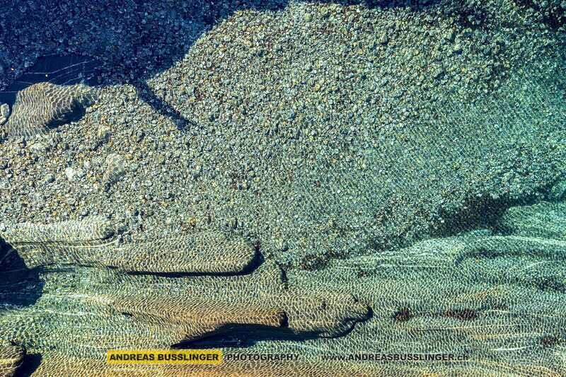 Klares Wasser der Verzasca bei Lavertezzo spiegelt das Sonnenlicht, Kanton Tessin