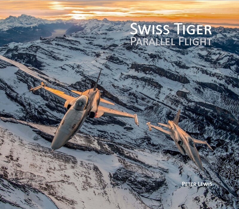 Buch «Swiss Tiger Parallel Flight» von Peter Lewis.
CHF 25.- Buch-Rabatt mit Wandbildkauf, Rabattcode:    TIGERbook