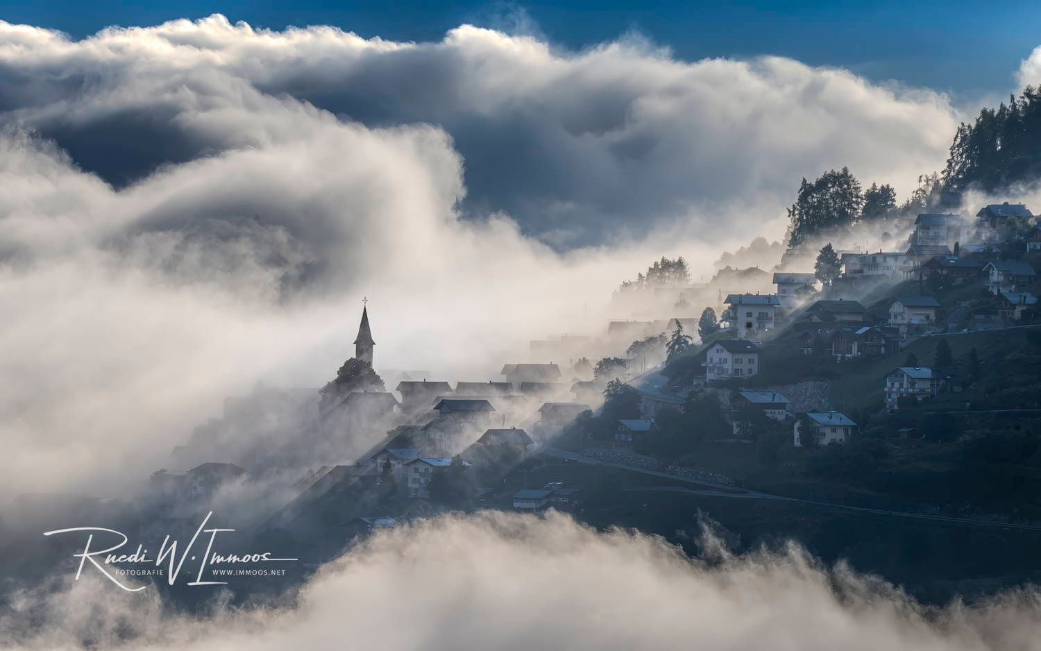 Nebelmorgen in  Veysonnaz (VS)