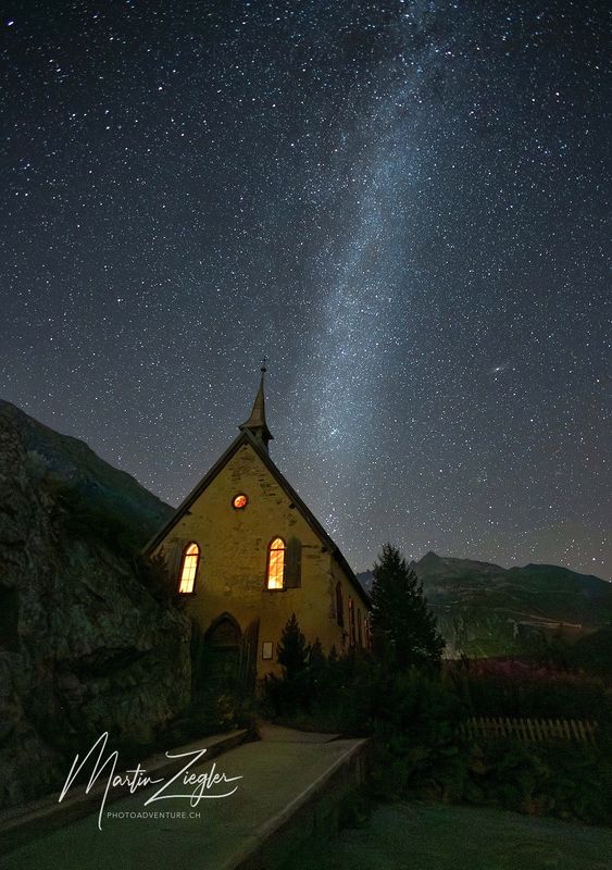 Gletsch (VS), Kirche Niklaus von Flüe bei Nacht mit Kosmos
