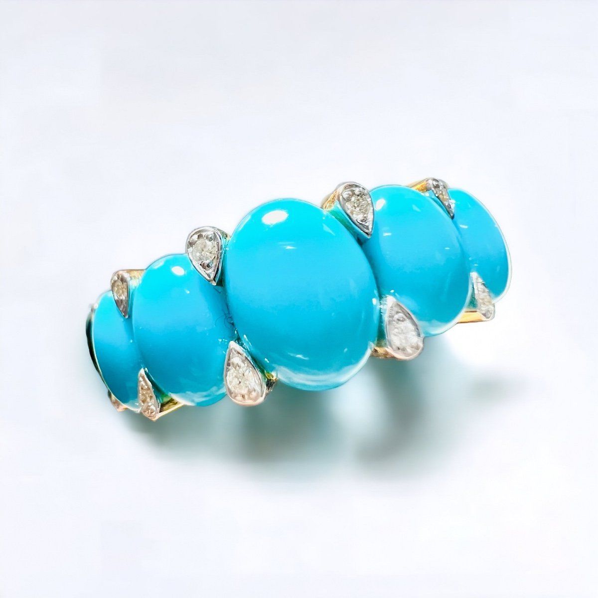 Bague Jarretière En Or Jaune  18 Carat Sertie Turquoise En Cabochon Et Petits Brillants