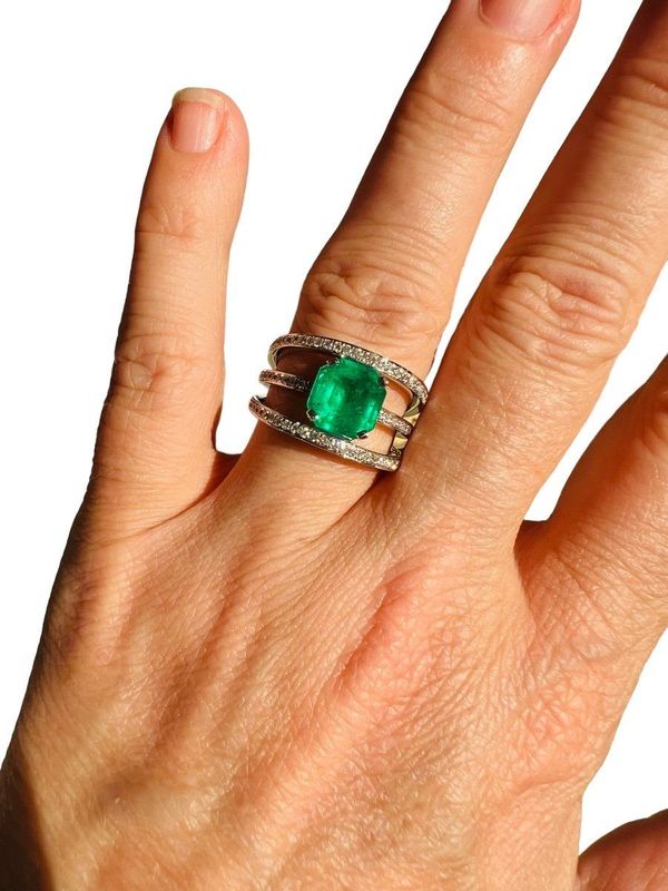 Bague En Or Blanc 18 Carat Sertie émeraude Entourée De Diamants