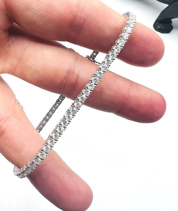 Bracelet "ligne Tennis" Or 18 Carat Blanc Serti De Diamants Pour 4 Carat En Totalité