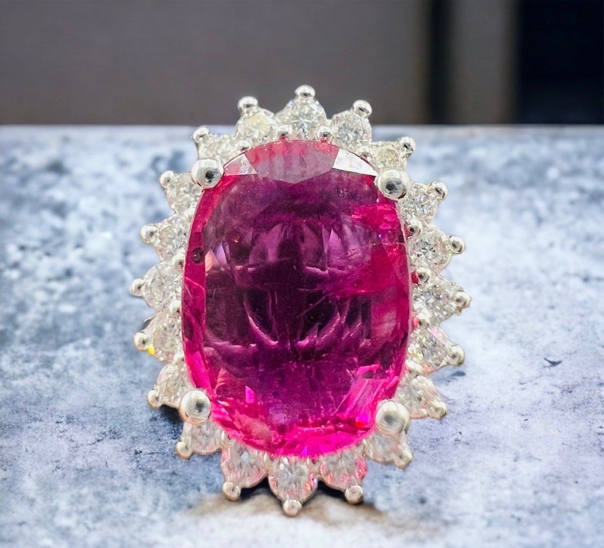 Bague de fiançailles 18 Carat Sertie Saphir Rose Entouré De Diamants