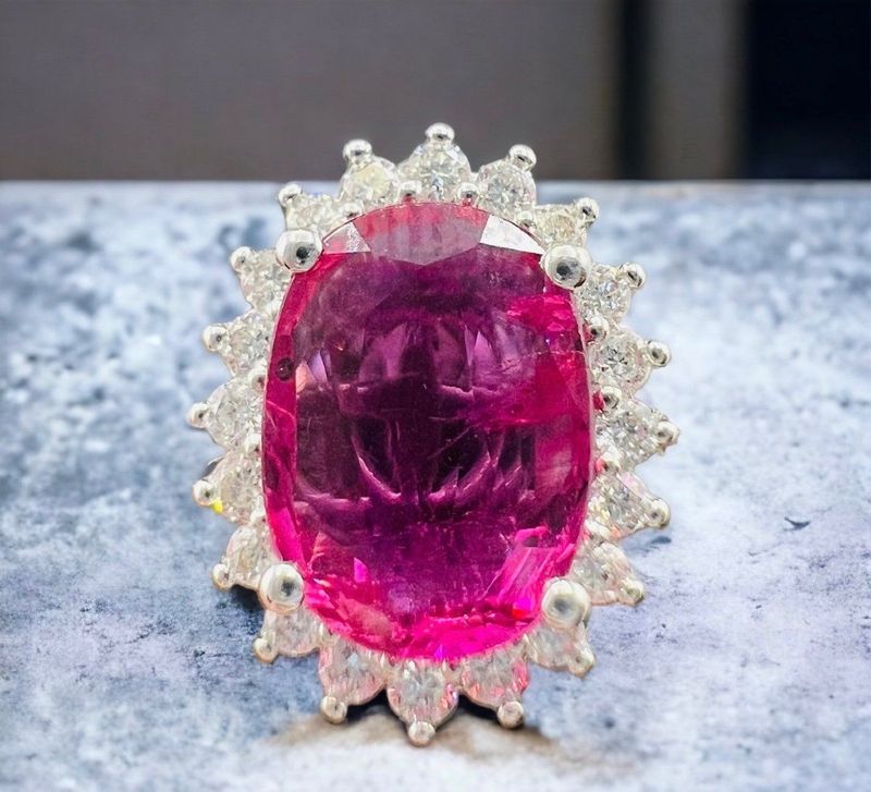 Bague de fiançailles 18 Carat Sertie Saphir Rose Entouré De Diamants