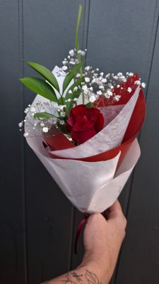 A romantic Rose & Cupcakes Package PRE ORDER UNTIL FEB 9TH