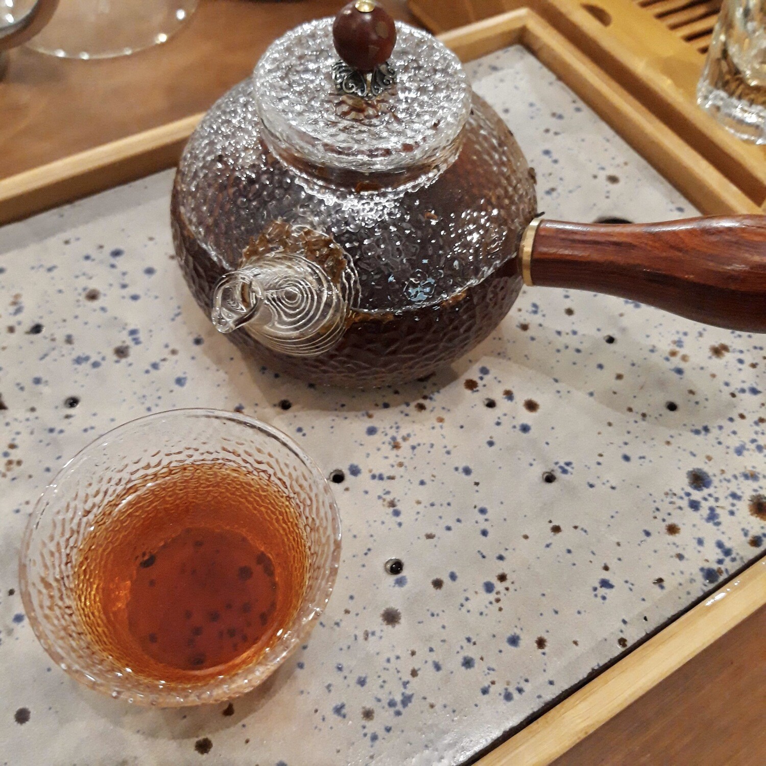 Théiere en verre martelée avec anse en bois | 150ml
