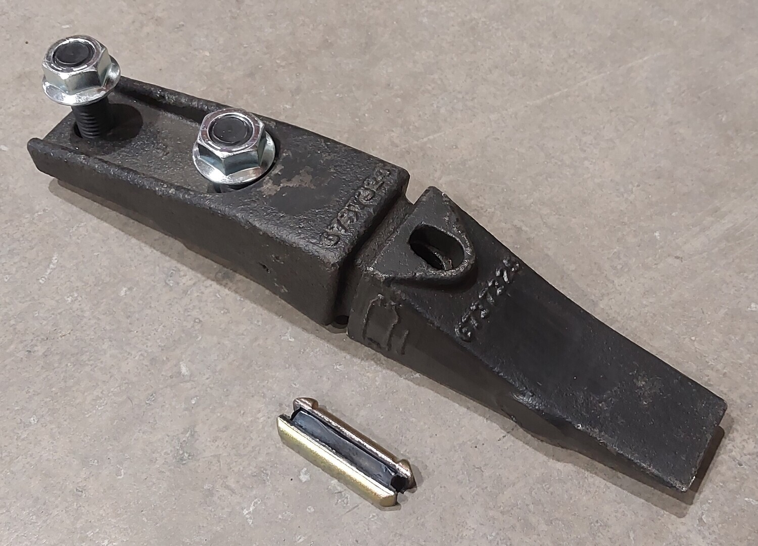 Flush Mount Bolt On Bucket Teeth for Skid Loader Track Loader or Tractor Loader