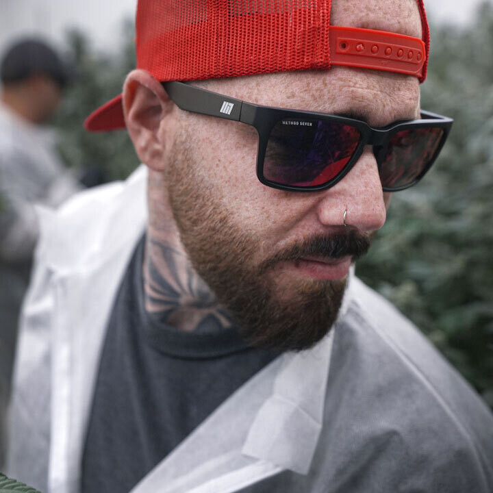 "Гровим на стиле" в очках от Method Seven в Toro Growshop