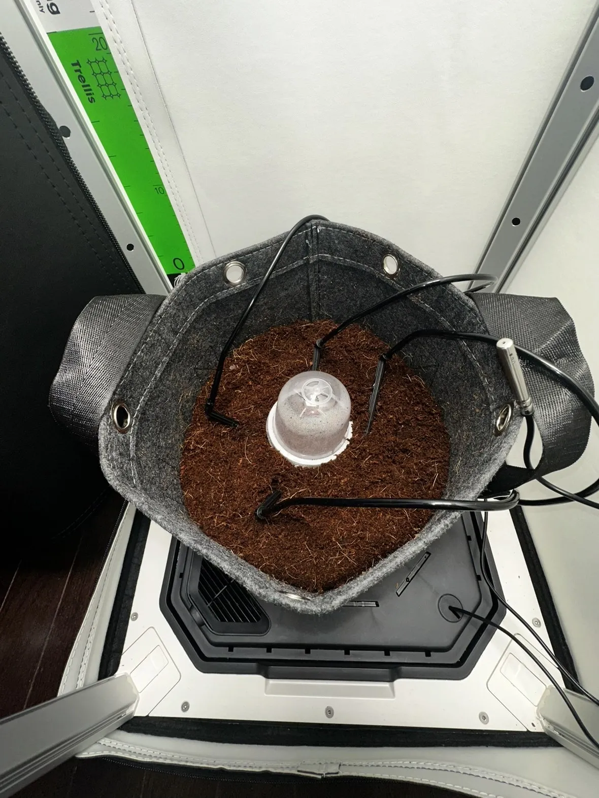 VGrow Smart Grow Box - комплект &quot;все в одном&quot; для выращивания куста (45.7x45.7x121.9 см.)