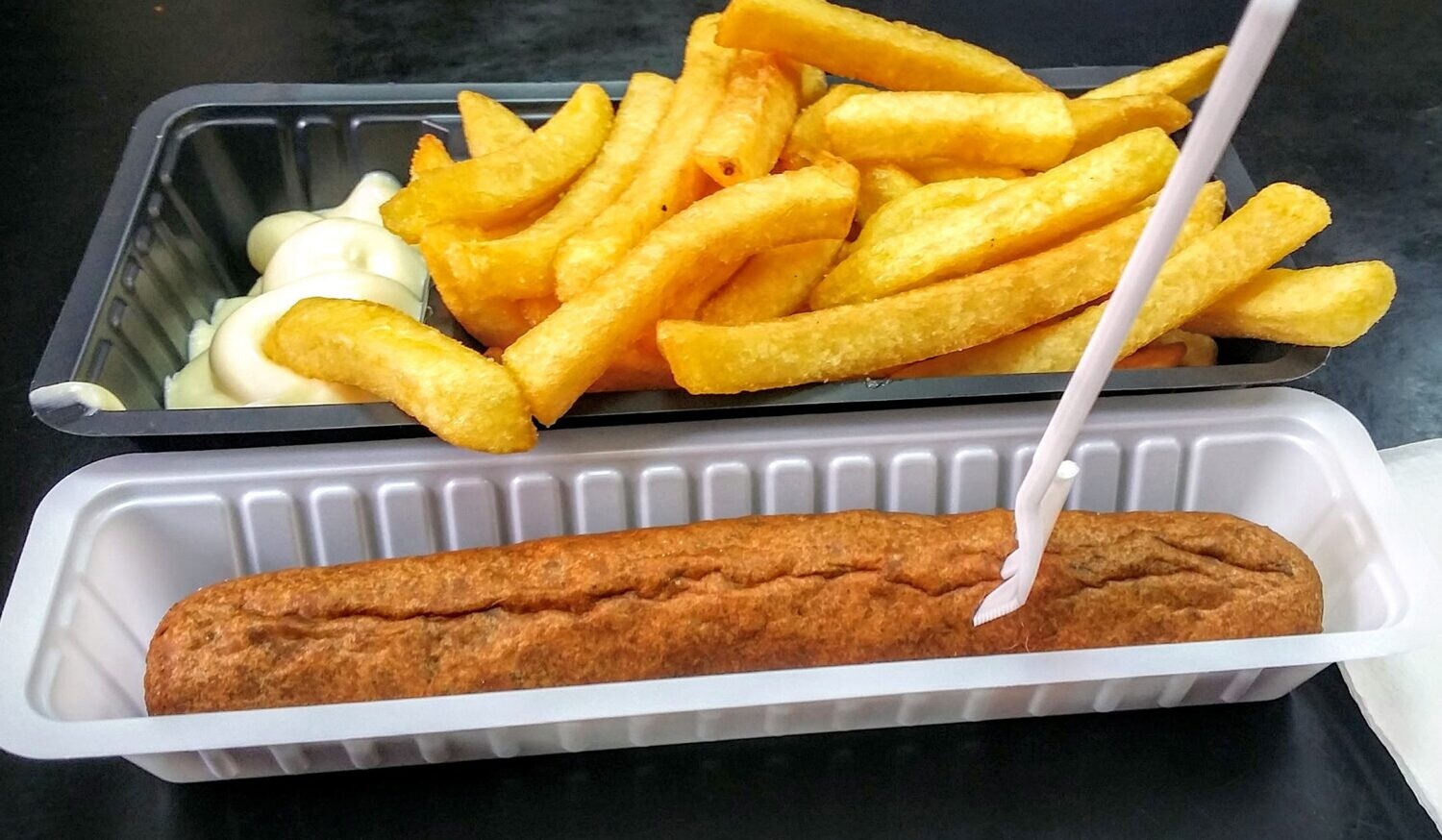 Kindermenu: curryworst met frietjes