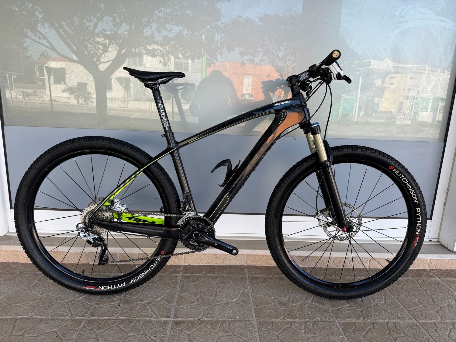 BH em carbono (M)