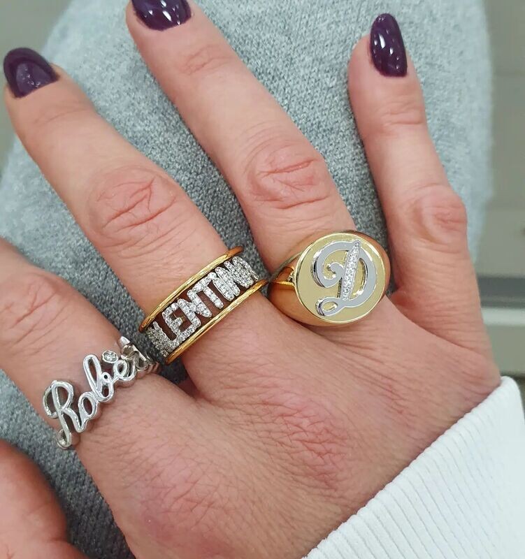 Anello con nome in corsivo