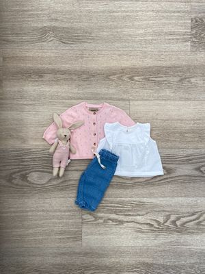 Zarte Strickjacke & Jerseytop mit Rüschen