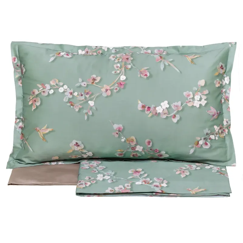 Completo lenzuola con balza a giorno realizzato in raso di puro cotone Tessitura Randi art. Almond Completo lenzuola con balza a giorno realizzato in raso di puro cotone Tessitura Randi art. Almond