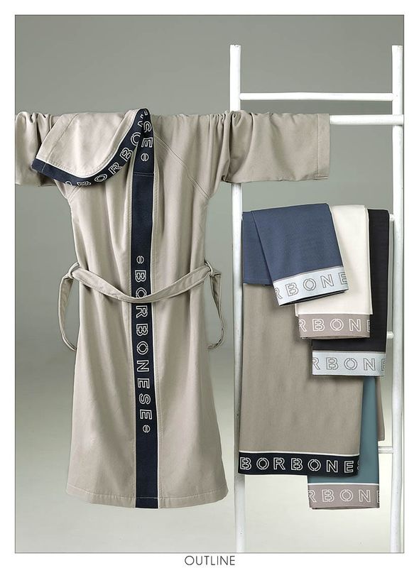 Accappatoio Microspugna Borbonese confezionato in sacca con zip logata art. Outline Accappatoio Microspugna Borbonese confezionato in sacca con zip logata art. Outline