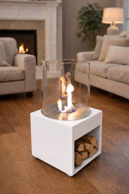 Mesa con faro y espacio para leños