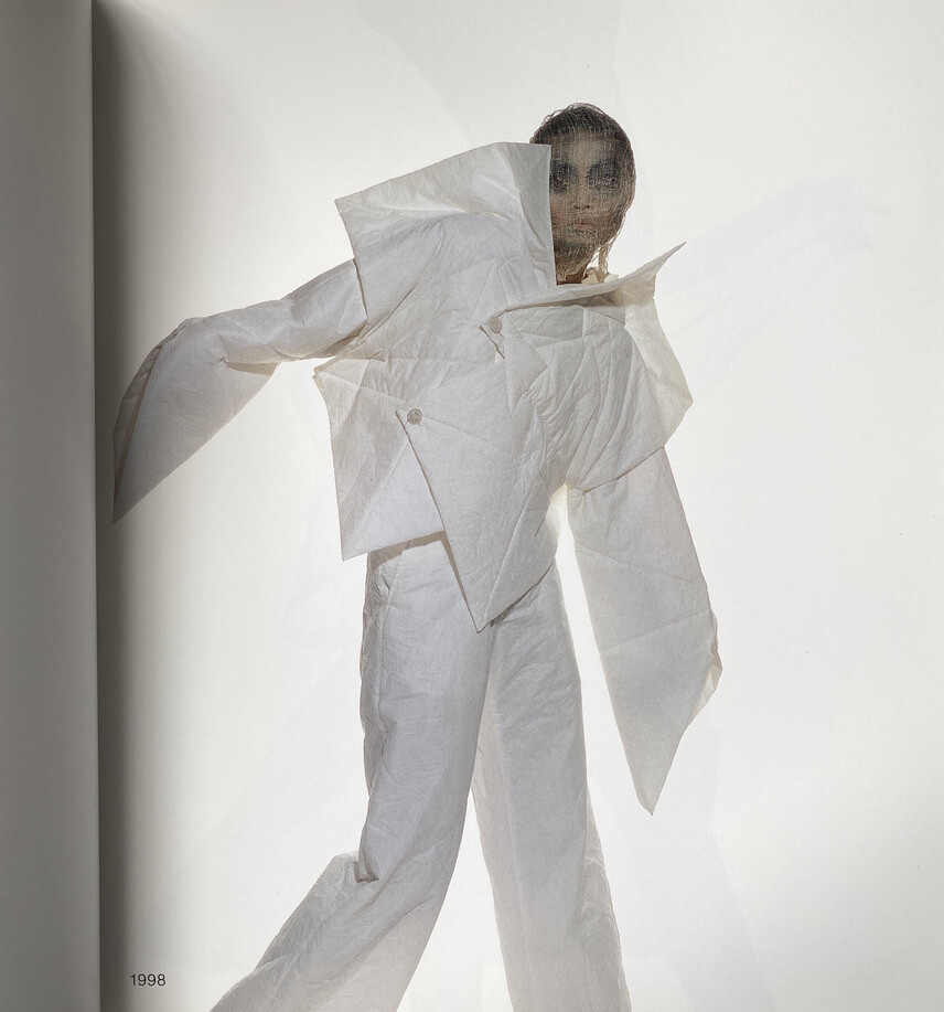 Irving Penn regards 三宅一生 ISSEY MIYA Irving Penn regards the work of Issey Miyake – Saint Page